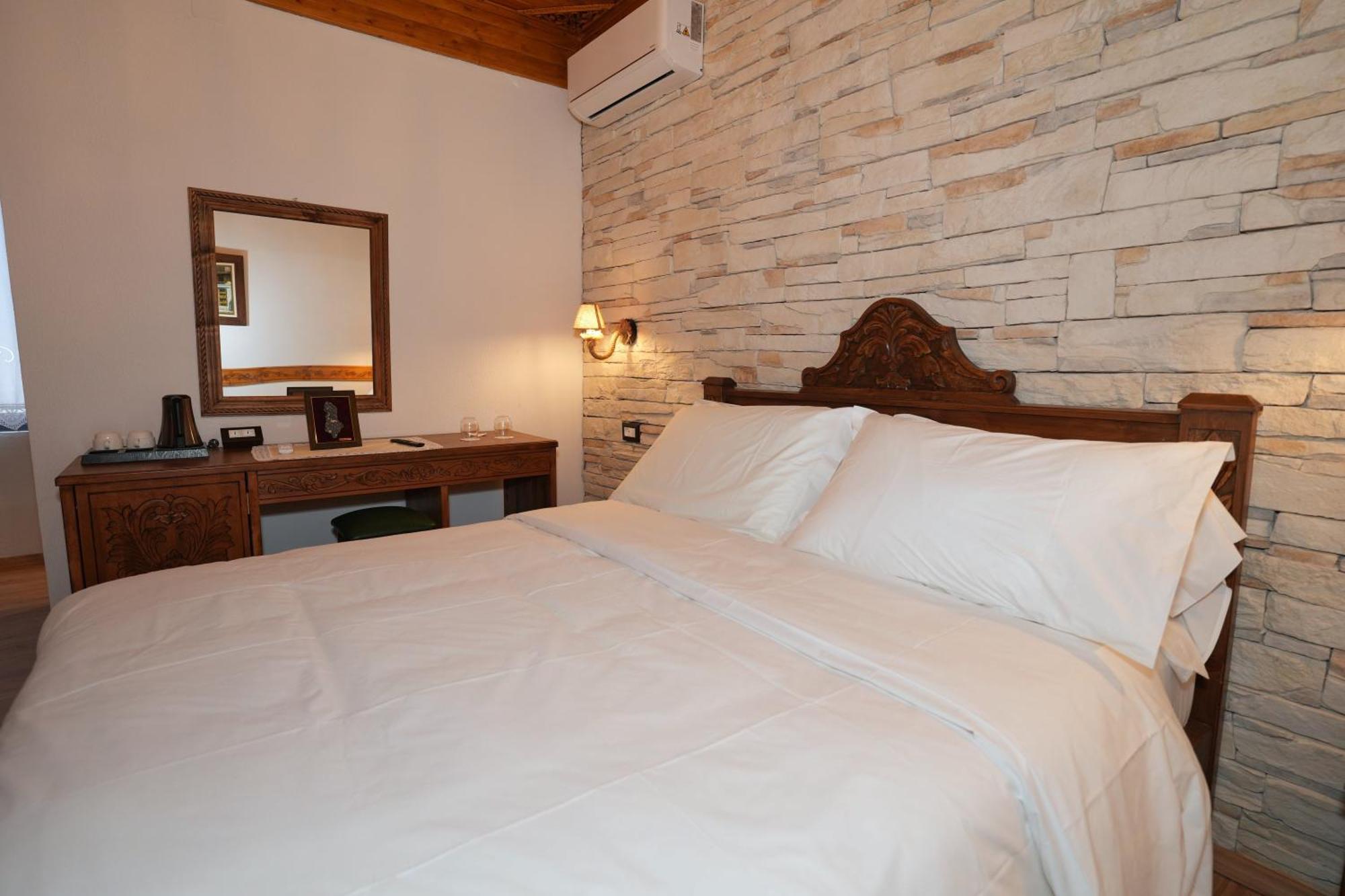 City Street Hotel Gjirokastra Szoba fotó