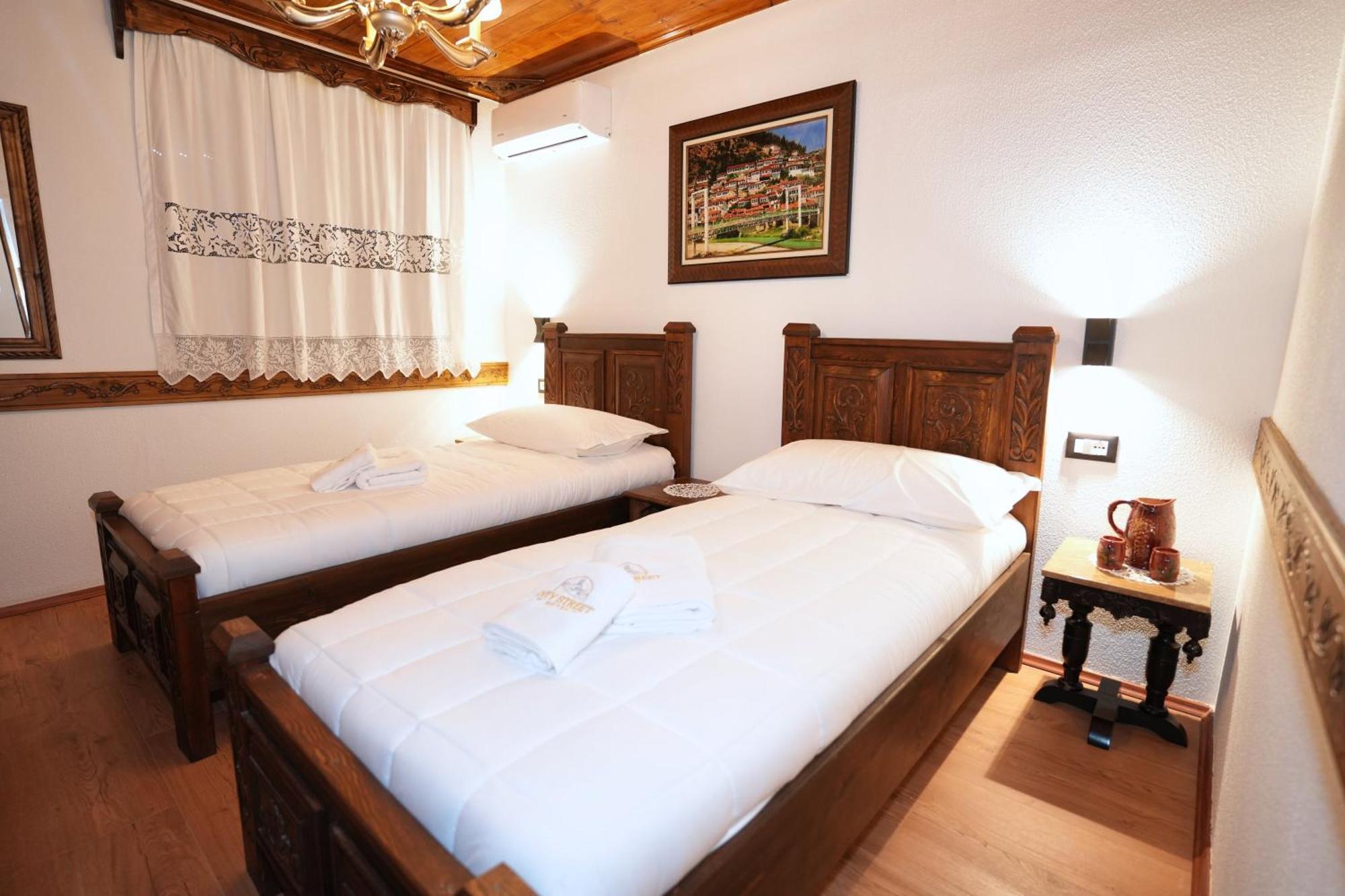 City Street Hotel Gjirokastra Szoba fotó